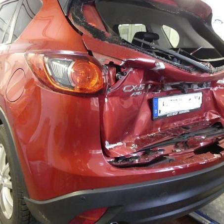 Roter Mazda CX5 mit Heckschaden
