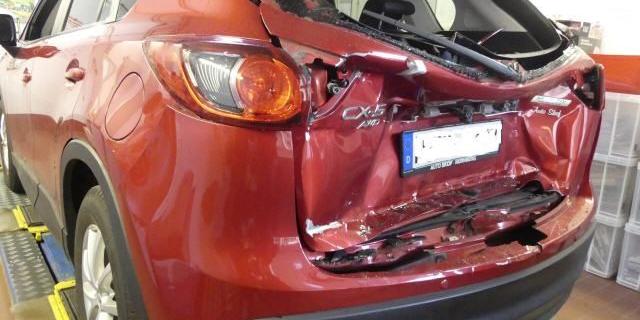 Roter Mazda CX5 mit Heckschaden