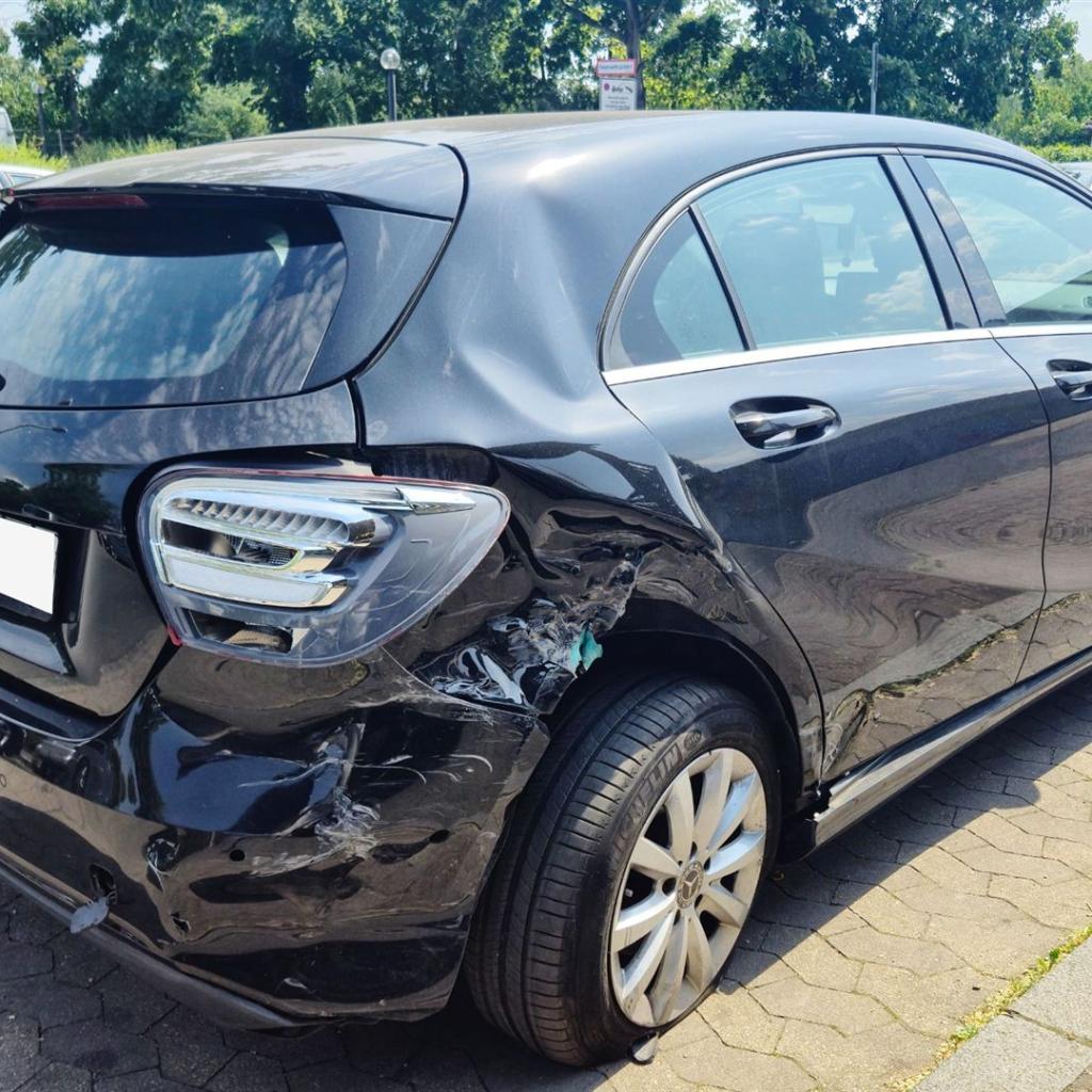 Schwarzer Mercedes A-Klasse Heckschaden