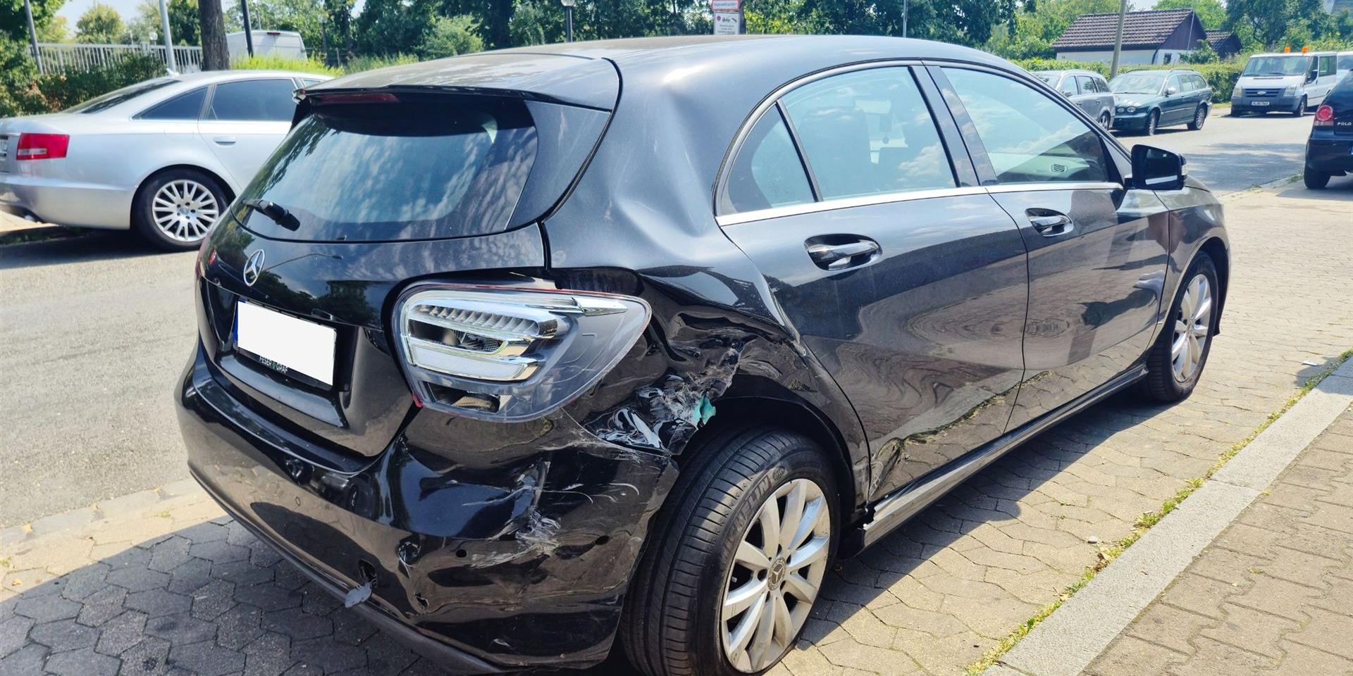 Schwarzer Mercedes A-Klasse Heckschaden