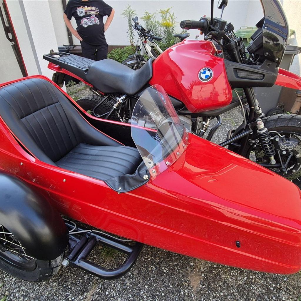 Rotes BMW Motorrad mit Beiwagen Oldtimer
