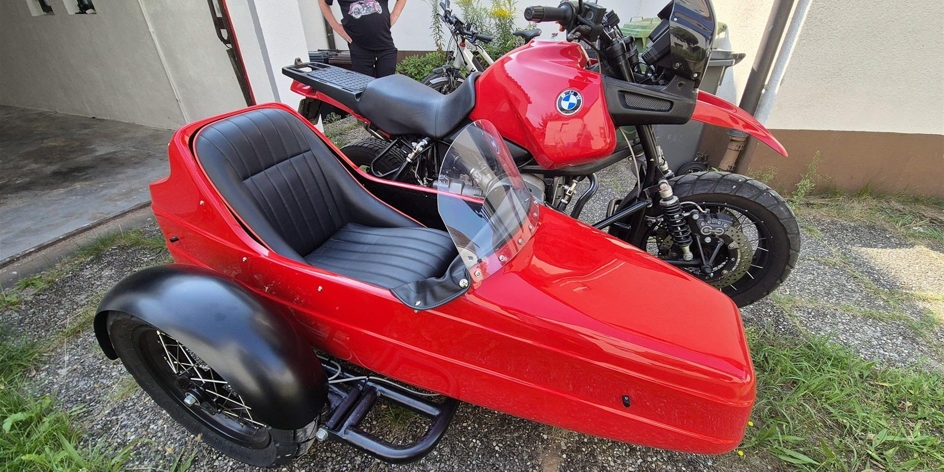 Rotes BMW Motorrad mit Beiwagen Oldtimer