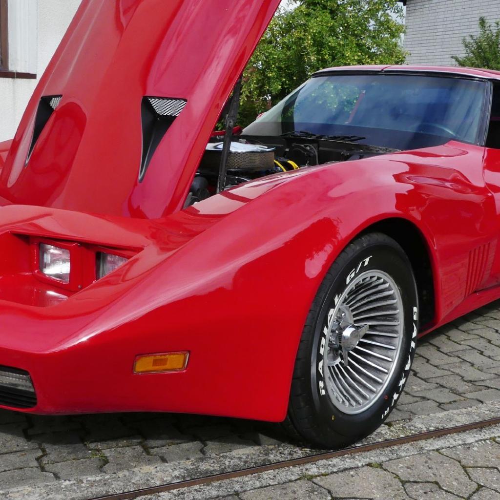 Rote Chevrolet Corvette C3 mit geöffneter Motorhaube