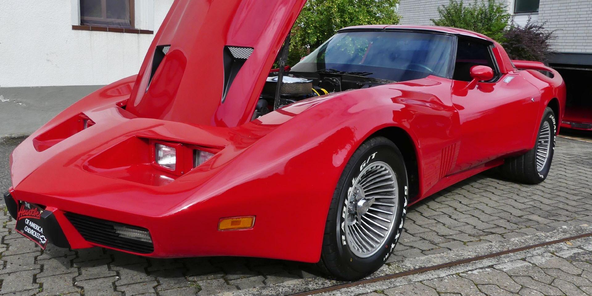Rote Chevrolet Corvette C3 mit geöffneter Motorhaube