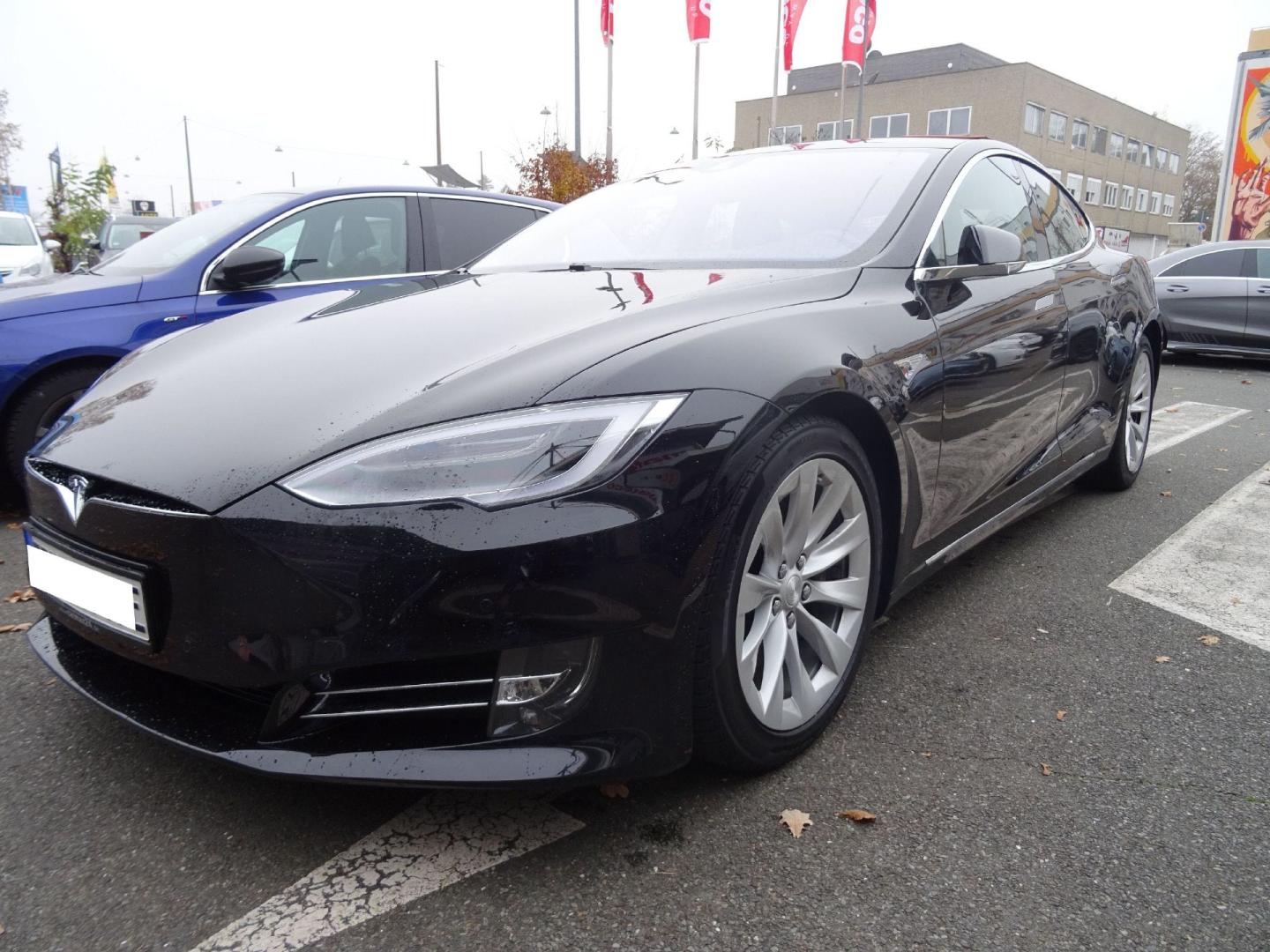 Schwarzer Tesla Model S Gebrauchtwagen